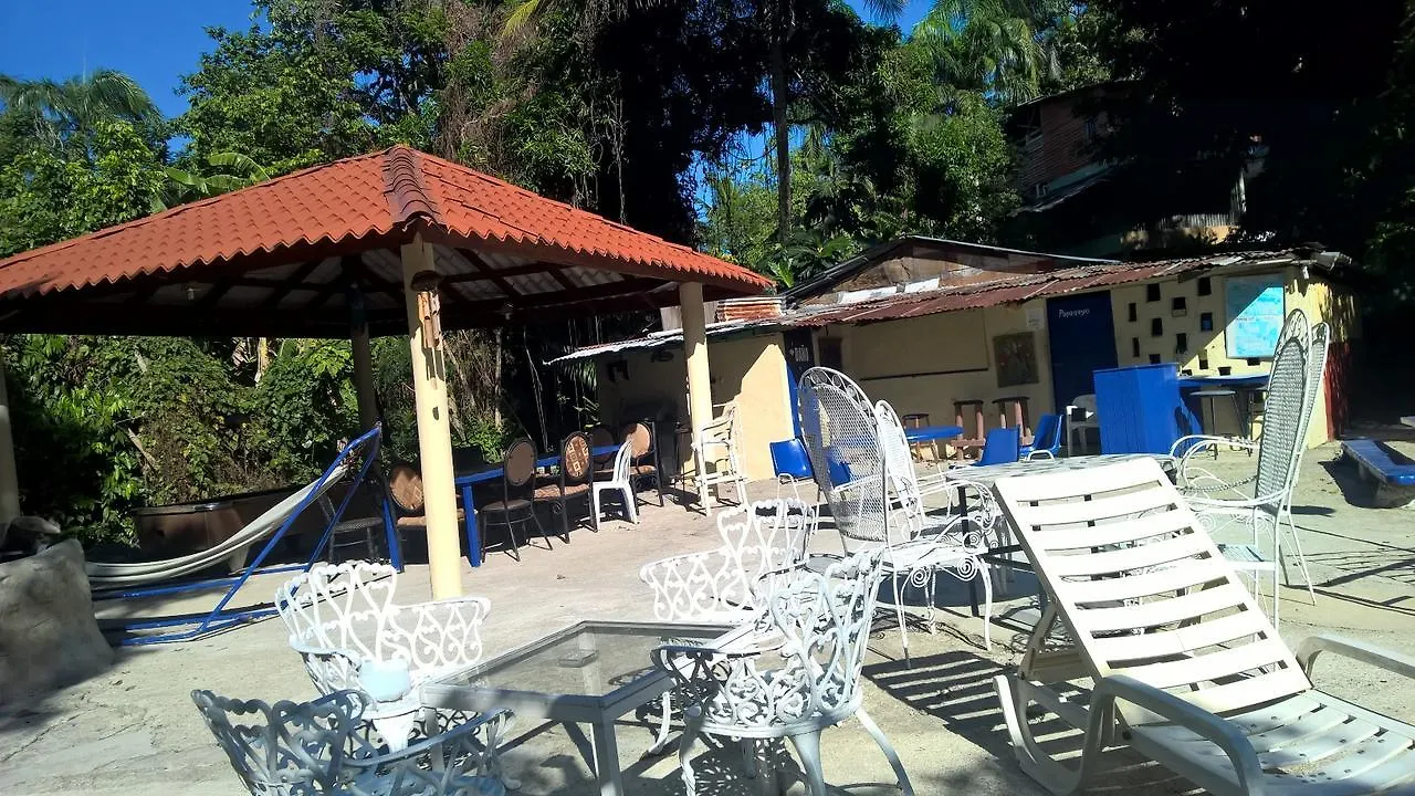 Хостел Tropical Retreat Муньос