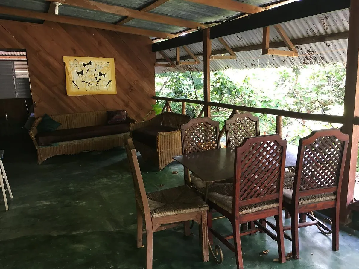 Хостел Tropical Retreat Муньос