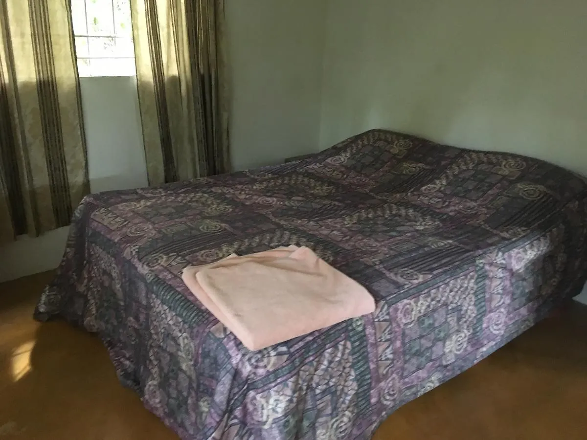 Хостел Tropical Retreat Муньос